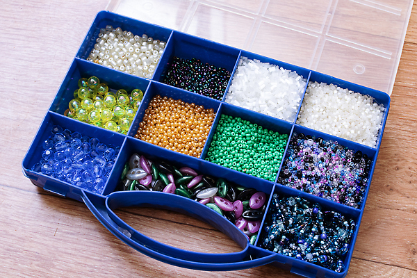 포토 JPG 해외이미지 디자인 컬러 백그라운드 목걸이 장신구 팔찌 유리 직장 창조 미술 취미 사람없음 장식 세트 상자 컬러풀 장미 공구 업무 그룹 작업실 황금 컨테이너 플라스틱 보석 천 수집 만들기 모음 수공예 방법 엘리먼트 항목 핸드메이드 스타일 많음 해외202309 해외포토 꽃 산업 컨셉 회사 모션 재질 문화예술 도구 직물 작업 광석 공예 파일형식