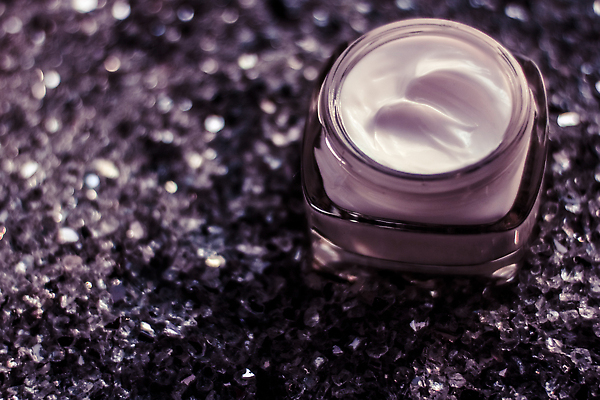 포토 JPG 해외이미지 근접촬영 사람없음 반짝임 고급 피부관리 스킨케어 기초화장품 보라색배경 수분크림 해외202309 해외포토 뷰포인트 백그라운드 컨셉 모션 뷰티 보라색 화장품 파일형식