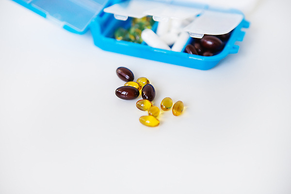 포토 JPG 해외이미지 백그라운드 건강 사람없음 알약 흰색 약병 비타민제 영양제 해외202309 해외포토 컬러 약 비타민 병_담는 파일형식