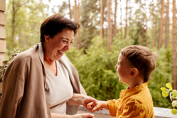포토 JPG 해외이미지 라이프스타일 여자 행복 할머니 어린이 중년 가족 자연 손자 함께함 사랑 웃음 사람 소년 성인 야외 두명 뷰티 기쁨 손주 옛날 조부모 해외202309 해외포토 노년 남자 감정 컨셉 관계 표정 생활 생태계 파일형식