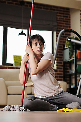 포토 JPG 해외이미지 전신 여자 가사 거실 창문 가정 휴식 주택 실내 피곤 한명 앉기 성인 옆모습 소파 기댐 청결 커튼 청소 대걸레 위생관리 성인여자한명만 해외202309 해외포토 1 뷰포인트 컨셉 의자 모션 관리 사람 내부 건물 위생 청소도구 여자한명만 성인여자만 파일형식