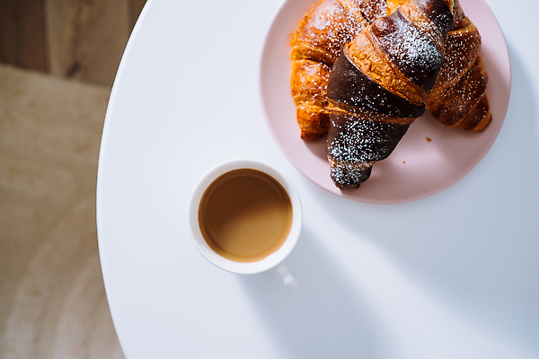 포토 JPG 해외이미지 커피 음료 음식 탁자 디저트 사람없음 컵 식사 흰색 굽기 카푸치노 점심식사 라떼 카페인 플랫레이 카피스페이스 해외202309 해외포토 식기 컬러 가구 공백 플랫 구이 파일형식