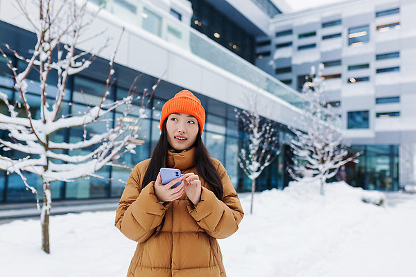 포토 JPG 해외이미지 학생 라이프스타일 응시 행복 아시아 여행 크리스마스 겨울 거리 한국 대화 한명 미소 사람 동양인 야외 스마트폰 쇼핑 유행 걷기 일본 중국 봄 재킷 추위 타이핑 도시 작업 비즈니스우먼 날짜 메시지 우아함 도심 사이버 고객 확인 홍콩 온라인 힙스터 해외202309 해외포토 1 시선 계절 여자 패션 기념일 감정 나라 컨셉 비즈니스 모션 표정 말하기 인종 생활 핸드폰 스마트기기 외투 직장인 파일형식