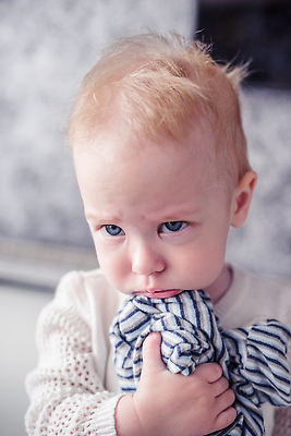 포토 JPG 해외이미지 여자 감정 얼굴 포옹 한명 침실 고통 슬픔 표현 닫기 상처 소프트포커스 작음 블라우스 인기 해외202309 해외포토 1 상의 안기 모션 촬영기법 사람 신체부위 크기 파일형식