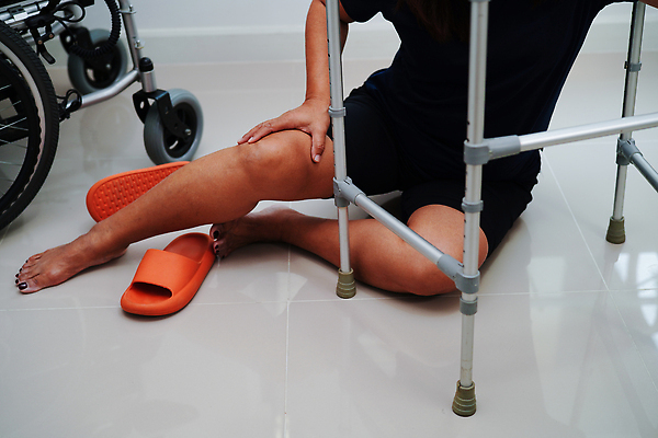 포토 JPG 해외이미지 노년 할머니 표면 슬리퍼 바닥 뼈 주택 건강 병원 안전 동양인 사람없음 계단 젖음 욕실 환자 간호사 수비 떨어짐 상처 미끄러짐 엉덩이 구조원 은퇴 사건 휠체어 뇌 예방 문제 보험 골절 깨짐 돌봄 변기통 옛날 정형외과 헬프 해외202309 해외포토 직업 여자 신발 컨셉 의학 모션 인종 성인 건물 신체부위 의료진 도움 파일형식