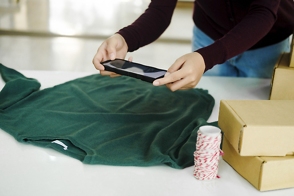 포토 JPG 해외이미지 여자 한명 들기 상반신 성인 스마트폰 사진촬영 반팔티셔츠 실 택배 온라인쇼핑 택배상자 온라인쇼핑몰 성인여자한명만 해외202309 해외포토 1 티셔츠 모션 사람 핸드폰 스마트기기 쇼핑 상자 촬영 운송업 쇼핑몰 온라인 여자한명만 성인여자만 파일형식