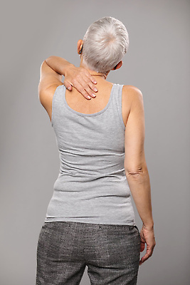 포토 JPG 해외이미지 여자 신체 뼈 건강 한명 사람 약 고통 환자 표현 마사지 질병 상처 척추 어깨 문제 돌봄 물리치료 요통 정형외과 치유 해외202309 해외포토 1 감정 의학 모션 병원 신체부위 치료 허리통증 파일형식