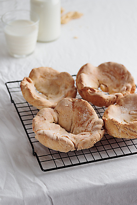 포토 JPG 해외이미지 사람없음 우유 우유병 우유잔 페스츄리 핸드메이드 식힘망 해외202309 해외포토 빵 병_용기 잔 유제품 주방도구 제빵도구 파일형식