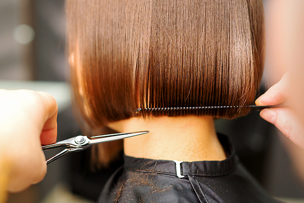 포토 JPG 해외이미지 백인 직업 헤어스타일 여자 산업 노동자 갈색머리 한명 사람 성인 뷰티 머리 유행 상점 흰색 머리빗 업무 미용사 이발 자르기 소중 고객 준비 객실 머리장식 목 주인 돌봄 스타일리스트 이발사 스타일 해외202309 해외포토 서양인 1 컬러 컨셉 모션 신체부위 장식 미용용품 작업 파일형식