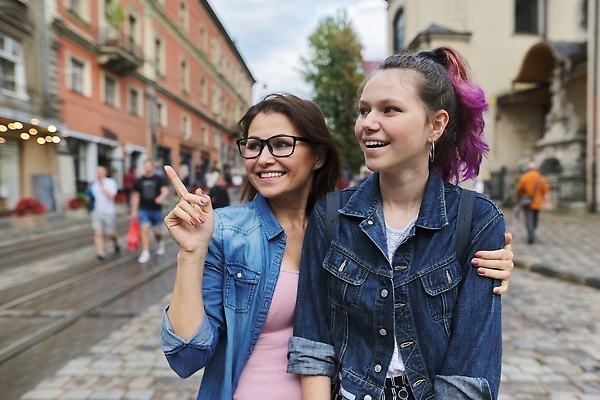 포토 JPG 해외이미지 백인 라이프스타일 손 여자 딸 행복 얼굴 어린이 2 가족 관계 포옹 자연 엄마 함께함 사랑 미소 사람 성인 야외 두명 10대 부모 뷰티 기쁨 육아 중앙 세대 해외202309 해외포토 서양인 감정 컨셉 안기 청소년 표정 생활 신체부위 생태계 파일형식