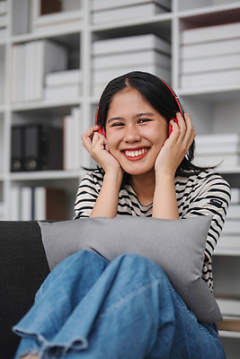 포토 JPG 해외이미지 학생 행복 음악 거실 노래 모바일 휴식 아파트 실내 한명 사람 앉기 내부 스마트폰 핸드폰 소파 일본 헤드폰 소리 기쁨 방 듣기 표현 사이버 무선전화기 라디오 긍정 오디오 온라인 리빙 플레이어 해외202309 해외포토 1 감정 아시아 음향기기 컨셉 의자 모션 문화예술 주택 전자제품 스마트기기 전화기 파일형식