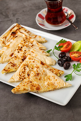 포토 JPG 해외이미지 접시 방울토마토 회색배경 오이 사람없음 올리브 토스트 터키음식 해외202309 해외포토 식기 열매 빵 백그라운드 토마토 채소 회색 동양음식 파일형식 튀르키예