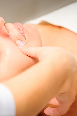 포토 JPG 해외이미지 백인 직업 손 여자 얼굴 신체 휴식 건강 한명 사람 성인 치료 세로 수건 뷰티 약 머리 상점 스파 화장품 마사지 센터 중앙 미용사 고객 피부 테라피 내추럴 순서 배수구 거짓말 돌봄 물리치료사 치료사 해외202309 해외포토 서양인 1 컨셉 의학 모션 신체부위 위생용품 파일형식