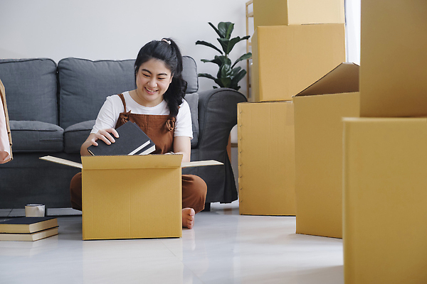 포토 JPG 해외이미지 라이프스타일 여자 행복 가정 모션 성공 부동산 아파트 주택 한명 미소 성인 상자 재산 청소 시작 준비 흥분 투자 팩 패키지 주인 적재 짐싸기 기부 판지 꺼내기 대출 독립 소유 자선단체 해외202309 해외포토 1 감정 컨셉 비즈니스 표정 사람 건물 생활 금융 화장품 그룹 자선 파일형식