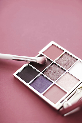 포토 JPG 해외이미지 사람없음 화장품 화려 팔레트 오브젝트 눈화장 아이섀도 메이크업브러쉬 보라색배경 섀도우팔레트 해외포토 백그라운드 컨셉 화장 뷰티 보라색 붓 파일형식