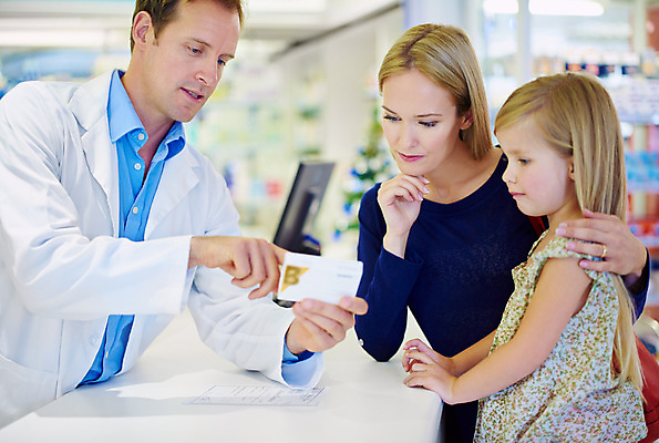 포토 JPG 해외이미지 여자 남자 어린이 실내 설명 상반신 성인 앞모습 옆모습 세명 판매 의료진 가리킴 약국 고객 약사 해외202309 해외포토 직업 뷰포인트 의학 모션 사람 손짓 내부 파일형식