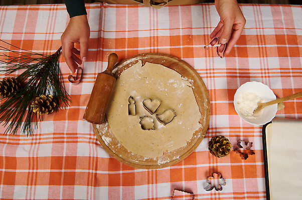 포토 JPG 해외이미지 행복 크리스마스 겨울 가정 탁자 새해 기념 실내 관리 요리 사람없음 빵집 축하 12월 향신료 주부 밀대 향 성분 정물화 맛있는 해외202309 해외포토 계절 기념일 감정 가구 컨셉 주방용품 내부 상점 날짜 그림 향미료 파일형식