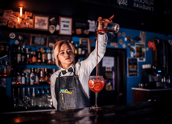 포토 JPG 해외이미지 직업 손 행복 음료 비즈니스 탁자 실내 한명 사람 성인 금속 추위 흰색 액체 붓기 우아함 야간 서비스 준비 상쾌 만들기 주말 모히토 섞기 위스키 토닉 스타일 해외202309 해외포토 자연요소 1 감정 컬러 가구 컨셉 모션 재질 주류 내부 신체부위 칵테일 파일형식