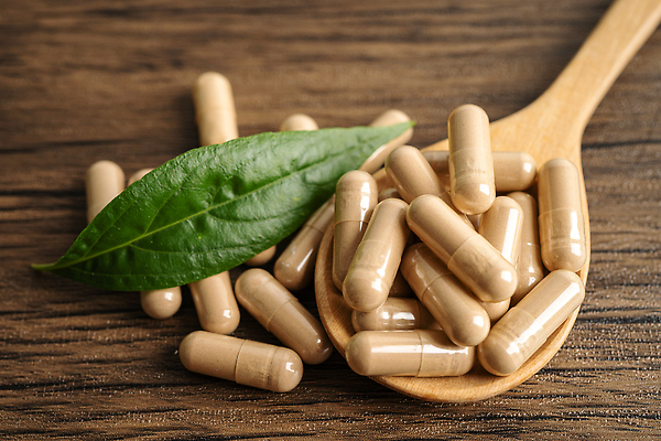 포토 JPG 해외이미지 건강 사람없음 알약 약 숟가락 허브 유기농 나무배경 해외202309 해외포토 식물 웰빙 백그라운드 의학 수저 파일형식