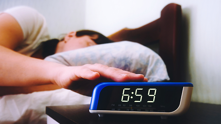 포토 JPG 해외이미지 라이프스타일 손 여자 시계 컨셉 베개 휴식 주택 사람없음 디지털 침실 꿈 방 침대 시간 잠 야간 속도 공포 거짓말 그만 안락 해외202309 해외포토 자연요소 가구 침구 사람 건물 생활 신체부위 파일형식