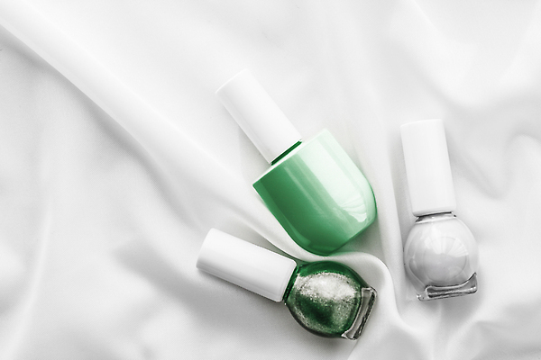 포토 JPG 해외이미지 백그라운드 사람없음 초록색 우아함 흰배경 매니큐어 구김 카피스페이스 해외포토 컬러 컨셉 모션 화장품 공백 흰색 파일형식