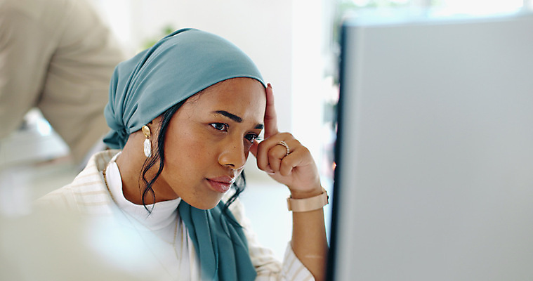 포토 JPG 해외이미지 응시 여자 시계 스트레스 피곤 두건 한명 앉기 상반신 성인 옆모습 사무실 모니터 귀걸이 기댐 반지 졸음 책상 성인여자한명만 해외202309 해외포토 1 시선 감정 뷰포인트 가구 컨셉 비즈니스 장신구 모션 사람 컴퓨터 여자한명만 성인여자만 파일형식