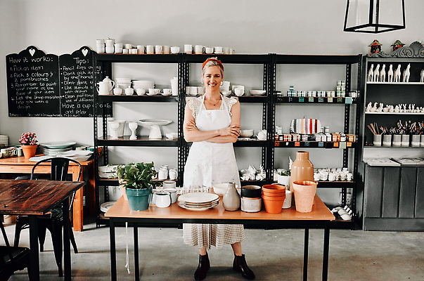 포토 JPG 해외이미지 전신 그릇 여자 행복 화분 화초 선반 한명 성인 앞모습 팔짱 앞치마 도자기 작업실 책상 도예가 성인여자한명만 해외202309 해외포토 식물 직업 1 식기 감정 뷰포인트 가구 모션 사람 여자한명만 성인여자만 파일형식