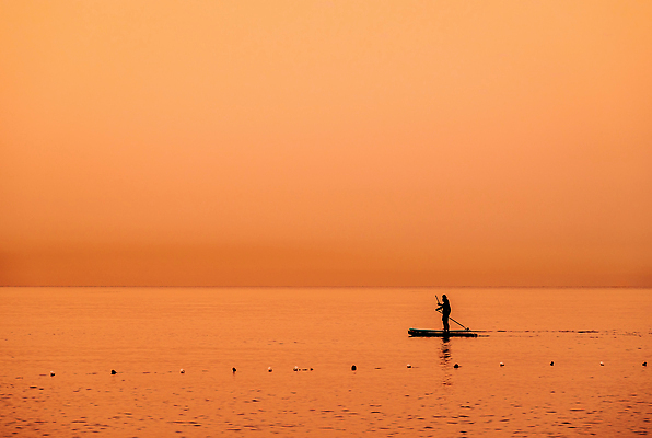 포토 JPG 해외이미지 라이프스타일 실루엣 호수 바다 여행 백그라운드 오렌지 자연 아침 휴가 안테나 건강 서기 사람 사람없음 물 강 운동 햇빛 반사 일출 황혼 일몰 서핑보드 서핑 서퍼 카피스페이스 해외202309 해외포토 주간 자연요소 과일 통신 모션 운동선수 촬영기법 생활 태양 노을 공백 수상스포츠 보드_스포츠 생태계 파일형식