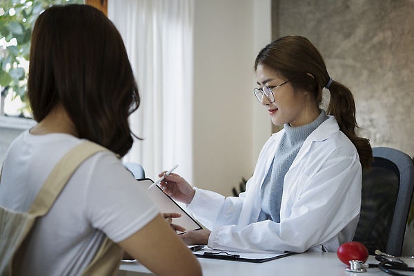 포토 JPG 해외이미지 여자 의자 청진기 설명 앉기 상반신 성인 두명 뒷모습 태블릿 진료 의사 의사가운 보여주기 서류판 성인여자만 태블릿펜 안경낌 해외포토 안경 뷰포인트 가구 의학 의료기기 모션 사람 전자제품 스마트기기 펜 사무용품 의료진 가운 여자만 성인만 파일형식