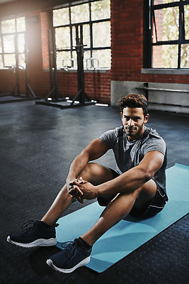 포토 JPG 해외이미지 전신 남자 근육 한명 앉기 성인 옆모습 운동 헬스장 매트 자신감 성인남자한명만 해외202309 해외포토 1 감정 뷰포인트 모션 건강 사람 헬스 남자한명만 성인남자만 파일형식