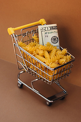 JPG 해외이미지 음식 돈 사람없음 달러 쇼핑카 상승 파스타면 폭등 베이지색배경 비용 해외202310 해외포토 포토 백그라운드 컨셉 파스타 경제 쇼핑 카트 면류 재산 베이지색 파일형식