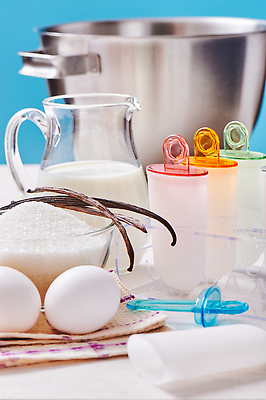 포토 JPG 해외이미지 음식 돈 재료 부분 유리 아이스크림 디저트 서기 사람없음 세트 수건 주방 계란 냉동 얼음 우유 추위 막대기 사발 달콤 맛 시원함 플라스틱 설탕 먹기 바닐라 섞기 핸드메이드 맛있는 해외202309 해외포토 자연요소 컨셉 모션 재질 유제품 위생용품 알 사기그릇 재산 파일형식