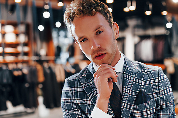 포토 JPG 해외이미지 남자 실내 한명 정장 상반신 성인 앞모습 쇼핑 턱괴기 고급 남성복 고민 옷가게 부티크 성인남자한명만 해외202309 해외포토 1 옷 감정 뷰포인트 컨셉 모션 사람 내부 상점 남자한명만 성인남자만 파일형식