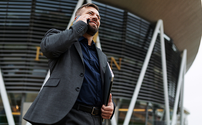 포토 JPG 해외이미지 백인 직업 행복 비즈니스 성공 부동산 한명 사람 정장 야외 건물 사무실 뷰티 흰색 도시 업무 비즈니스맨 자신감 재산 중개인 진짜 해외202309 해외포토 서양인 1 건축물 옷 남자 감정 컬러 컨셉 금융 작업 직장인 파일형식