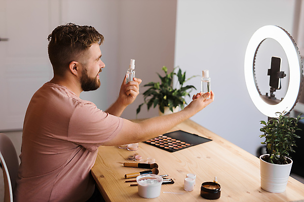 포토 해외이미지 남자 중년 전등 실내 한명 상반신 옆모습 스마트폰 화장 화장용품 방송 화장대 과정 리뷰 소셜네트워크 중년남자한명만 크리에이터 뷰티크리에이터 1인미디어 영상촬영 해외202309 해외포토 직업 1 뷰포인트 가구 컨셉 조명 사람 성인 내부 핸드폰 스마트기기 뷰티 촬영 미용용품 남자한명만 중년남자만 파일형식