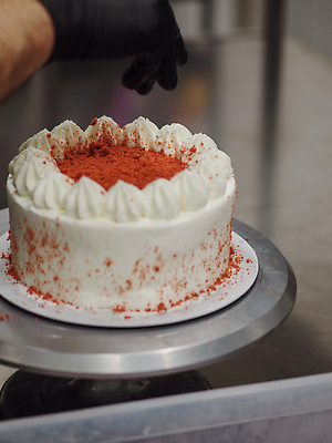 포토 JPG 해외이미지 손 딸기 기술 관리 사탕 요리 사람없음 장식 빛 과자 케이크 요리사 축하 사발 우아함 달콤 맛 전문직 매끈함 크림 질감 블루베리 열정 토핑 시럽 레시피 찬성 음식준비 제빵사 해로움 프로스팅 맛있는 신청 버터크림 해외202309 해외포토 직업 감정 컨셉 과일 디저트 신체부위 감각 사기그릇 준비 제빵 파일형식
