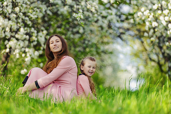 포토 JPG 해외이미지 전신 나무 응시 꽃 행복 어린이 모녀 앉기 잔디 성인 야외 두명 등맞대기 풀잎 여자만 시밀러룩 해외202309 해외포토 식물 시선 딸 감정 잎 가족 모션 엄마 사람 풀_식물 커플룩 파일형식