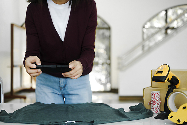 포토 JPG 해외이미지 여자 한명 들기 상반신 성인 스마트폰 사진촬영 반팔티셔츠 택배 테이프 온라인쇼핑 택배상자 스캐너 온라인쇼핑몰 성인여자한명만 해외202309 해외포토 1 티셔츠 모션 문구용품 사람 핸드폰 스마트기기 쇼핑 상자 촬영 운송업 쇼핑몰 온라인 여자한명만 성인여자만 파일형식