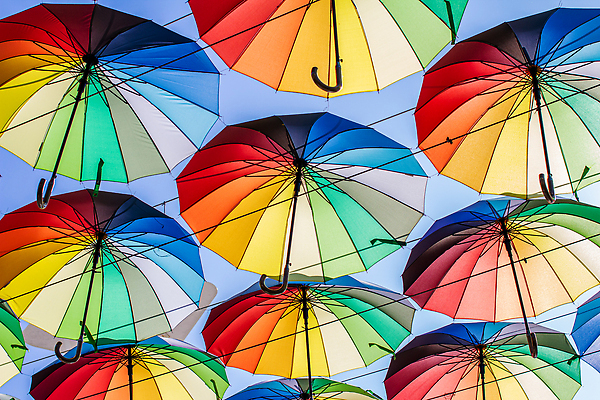 포토 JPG 해외이미지 백그라운드 우산 사람없음 야외 장식 컬러풀 여러개 일렬 해외202309 해외포토 컬러 다수 파일형식