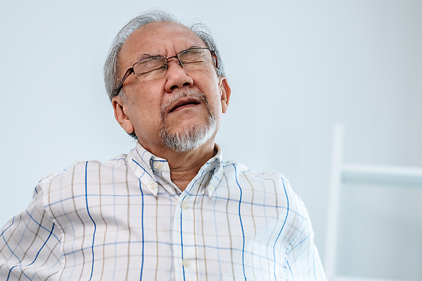포토 JPG 해외이미지 노년 남자 한명 동양인 상반신 앞모습 건강관리 고통 찡그림 질병 허리통증 노인남자한명만 해외202309 해외포토 1 감정 뷰포인트 의학 표정 건강 관리 사람 인종 성인 남자한명만 노인남자만 파일형식