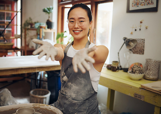 포토 JPG 해외이미지 여자 행복 안경 창문 한명 상반신 성인 옆모습 앞치마 도자기 작업실 책상 도예가 물레 성인여자한명만 해외202309 해외포토 직업 1 잡화 감정 뷰포인트 가구 사람 여자한명만 성인여자만 파일형식
