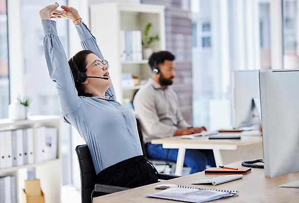 포토 JPG 해외이미지 여자 남자 의자 창문 책장 스트레스 피곤 앉기 상반신 성인 두명 옆모습 사무실 펜 모니터 공책 키보드 마우스 졸음 상담원 책상 기지개 성인만 해외202309 해외포토 감정 뷰포인트 가구 컨셉 비즈니스 모션 문구용품 사람 컴퓨터 필기구 컴퓨터용품 사무원 파일형식