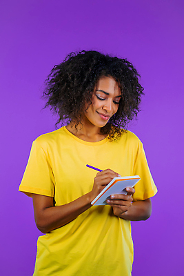 포토 JPG 해외이미지 백인 학생 라이프스타일 손 교육 종이 생각 오렌지 통신 학교 미래 설계 주택 아이디어 실내 한명 사람 성인 책 파란색 스터디 컴퓨터 사무실 펜 다이어리 쪽지 공책 기록 업무 작업 연결 편지 사이버 집중 분석 멀리 온라인 프리랜서 해외202309 해외포토 서양인 직업 1 컬러 컨셉 과일 비즈니스 문구용품 내부 건물 생활 신체부위 전자제품 학습 필기구 사무용품 파일형식