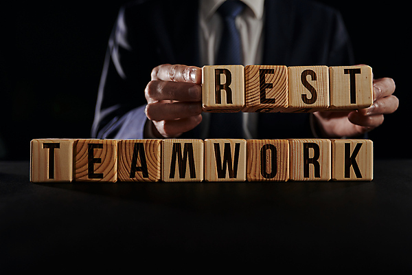 포토 JPG 해외이미지 손 알파벳 비즈니스 텍스트 협력 휴식 아이디어 신체부위 단어 검은색 나무블록 카피스페이스 해외202309 해외포토 문자 영어 컬러 컨셉 사람 목재 공백 블록 파일형식