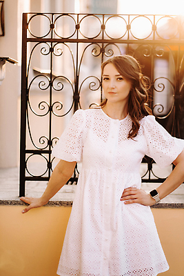 포토 JPG 해외이미지 응시 원피스 여자 허리손 거리 한명 상반신 성인 야외 울타리 햇빛 성인여자한명만 해외202309 해외포토 1 시선 옷 포즈 사람 담장 태양 여자한명만 성인여자만 파일형식