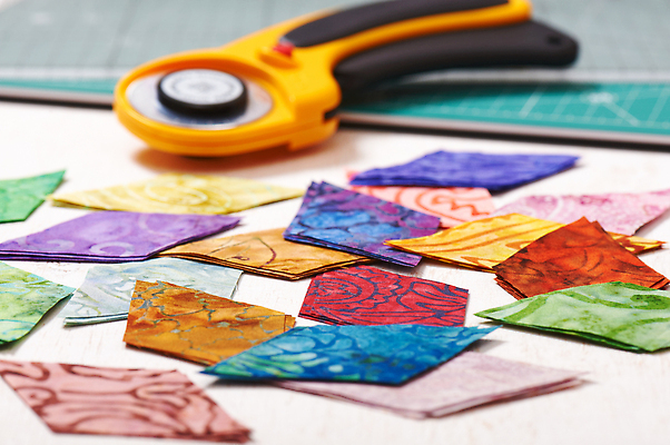 포토 JPG 해외이미지 조각 패턴 자 취미 사람없음 컬러풀 쌓기 장비 매트 공구 직물 면 업무 조직 칼날 바느질 자르기 천 질감 회전 수공예 커터 퀼트 핸드메이드 해외202309 해외포토 컬러 무늬 모션 문구용품 도구 작업 공예 파일형식