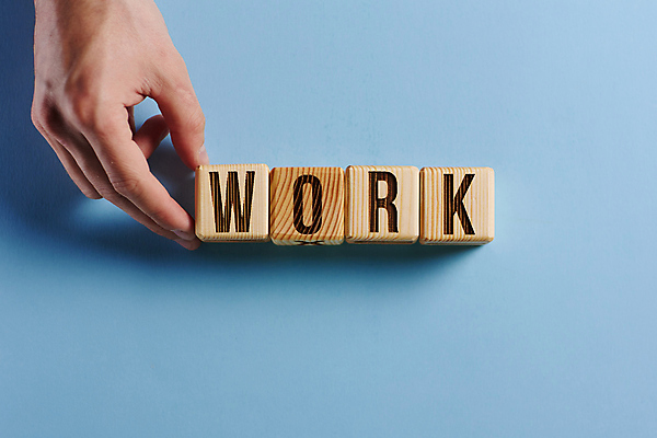 포토 JPG 해외이미지 손 알파벳 비즈니스 텍스트 아이디어 신체부위 파란색 단어 업무 나무블록 카피스페이스 해외202309 해외포토 문자 영어 컬러 컨셉 사람 목재 공백 블록 작업 파일형식