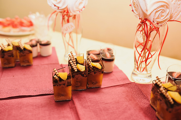 포토 JPG 해외이미지 접시 음식 빵 결혼 과일 탁자 딸기 휴가 디저트 쟁반 요리 이벤트 사람없음 장식 컬러풀 파티 세일 요식업 식당 식사 저녁식사 카페 샐러드 축하 신선 고급 선택 달콤 맛 작음 먹기 크림 서빙 블랙베리 점심식사 뷔페 줄서기 페스츄리 스타일 맛있는 해외202309 해외포토 식기 산업 컬러 가구 컨셉 모션 상점 크기 파일형식