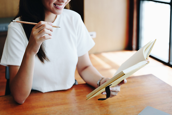 포토 JPG 해외이미지 직업 학생 라이프스타일 여자 교육 백그라운드 컨셉 인터넷 비즈니스 통신 회의 설계 주택 직장 한명 사람 앉기 동양인 성인 노트북 학습 컴퓨터 사무실 디지털 검은색 헤드폰 공책 업무 작업 비즈니스우먼 도서관 E 연결 온라인 동영상 예산 온라인강의 프리랜서 해외202309 해외포토 1 알파벳 컬러 음향기기 회사 모션 문구용품 인종 건물 생활 전자제품 직장인 강의 파일형식 언택트