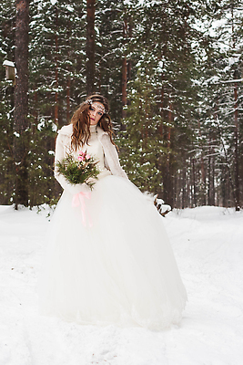 포토 JPG 해외이미지 전신 나무 드레스 여자 리본 신부 꽃다발 한명 성인 야외 앞모습 설원 화관 머리장식 성인여자한명만 해외202309 해외포토 식물 1 옷 꽃 뷰포인트 결혼 눈_날씨 사람 장식 여자한명만 성인여자만 파일형식